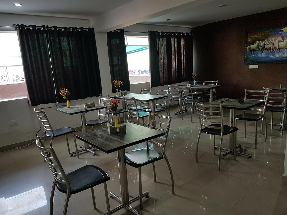 Hôtel The Royal Crown à Gurgaon Extérieur photo